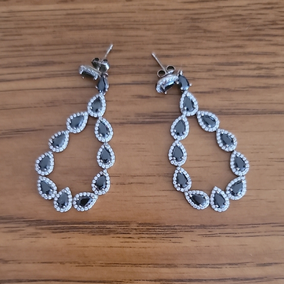 Elegant Silver and Black Teardrop Earrings - Picture 1 of 3
